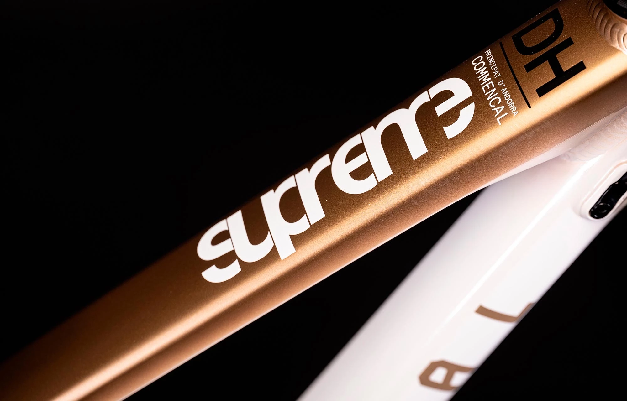 COMMENCAL SUPREME DH V5 GRADIENT GOLD 2 COMMENCAL SUPREME DH V5 GRADIENT GOLD – Image 2