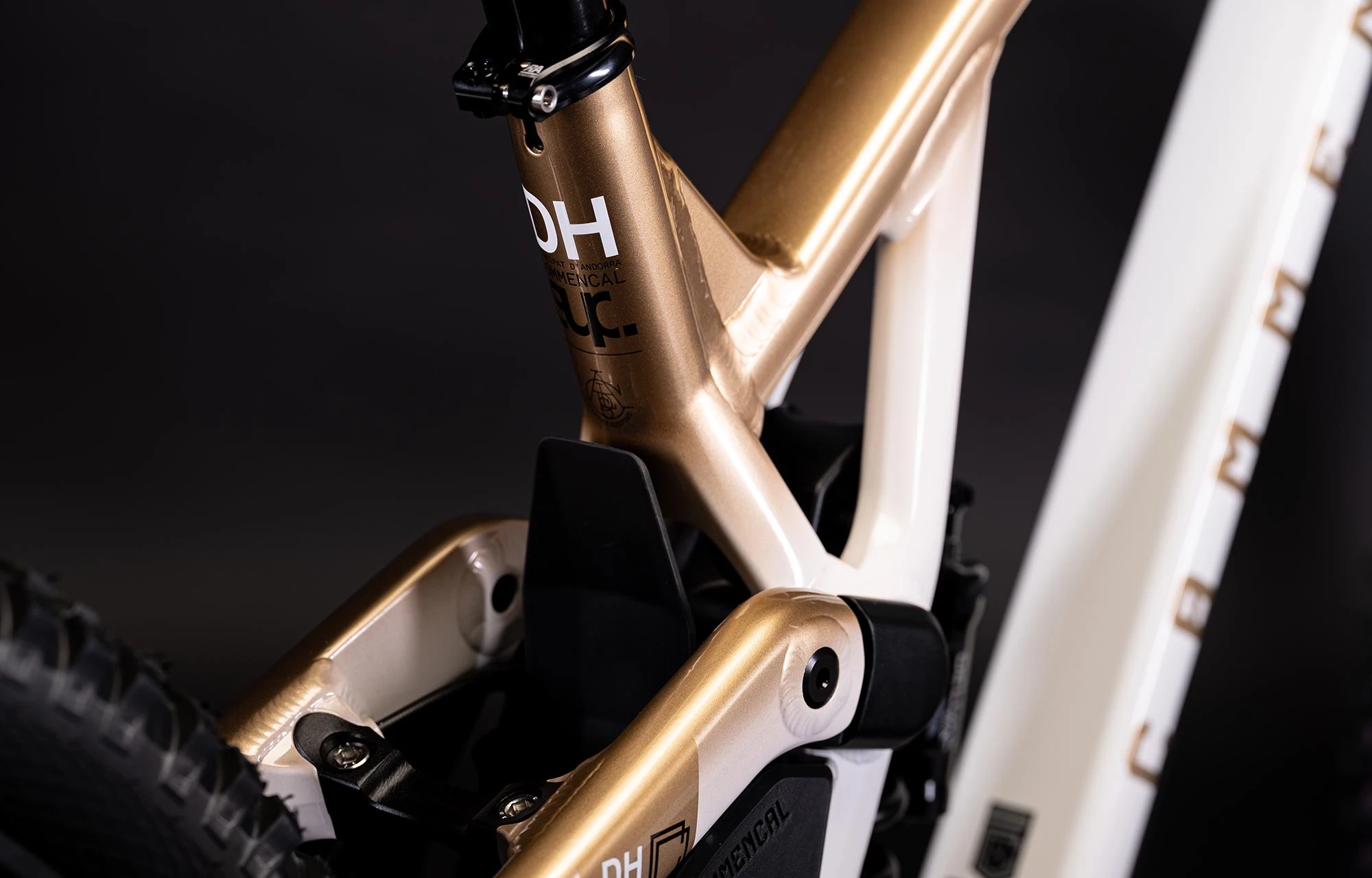 COMMENCAL SUPREME DH V5 GRADIENT GOLD 3 COMMENCAL SUPREME DH V5 GRADIENT GOLD – Image 3