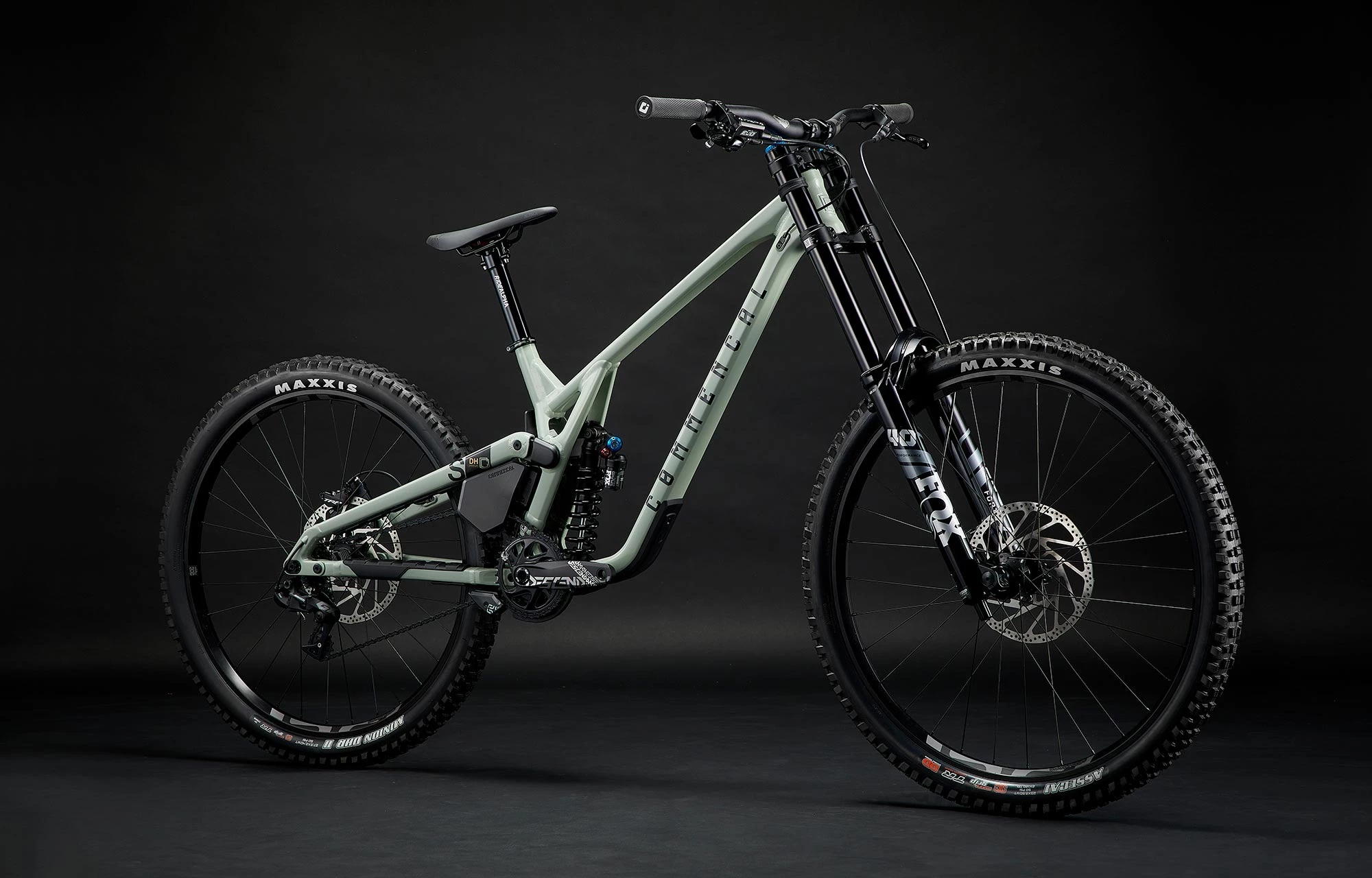 COMMENCAL SUPREME DH V5 ESSENTIAL HERITAGE GREEN 3 COMMENCAL SUPREME DH V5 ESSENTIAL HERITAGE GREEN – Image 3