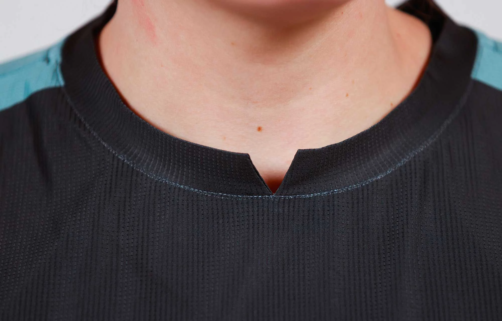 MAILLOT MANCHES LONGUES COMMENCAL WOMEN RACE GREY POLYCHROM 4 MAILLOT MANCHES LONGUES COMMENCAL WOMEN RACE GREY POLYCHROM – Image 4